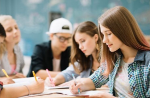 Formação em curso técnico traz mais oportunidades, diz especialista