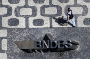 Com dívida de 1 bilhão no BNDES, EAS suspende operações