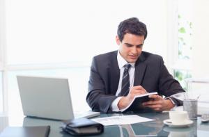Recém-graduado? Faça estas 5 coisas para chegar ao C-Suite (antes de seus colegas)