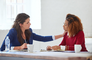 O que os líderes empresariais podem fazer para tranquilizar os funcionários durante uma crise?