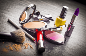 Veja como revender cosméticos para gerar uma renda extra [8 marcas]