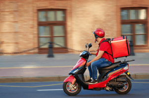Com a pandemia, entregas com moto aumentaram. Descubra como conseguir a sua