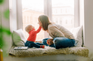 Veja como encontrar vagas de babá e enviar seu currículo