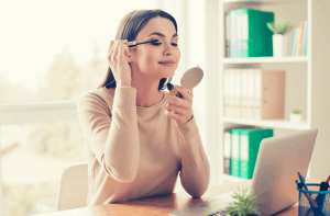 Como fazer uma maquiagem rápida e natural para reuniões de trabalho
